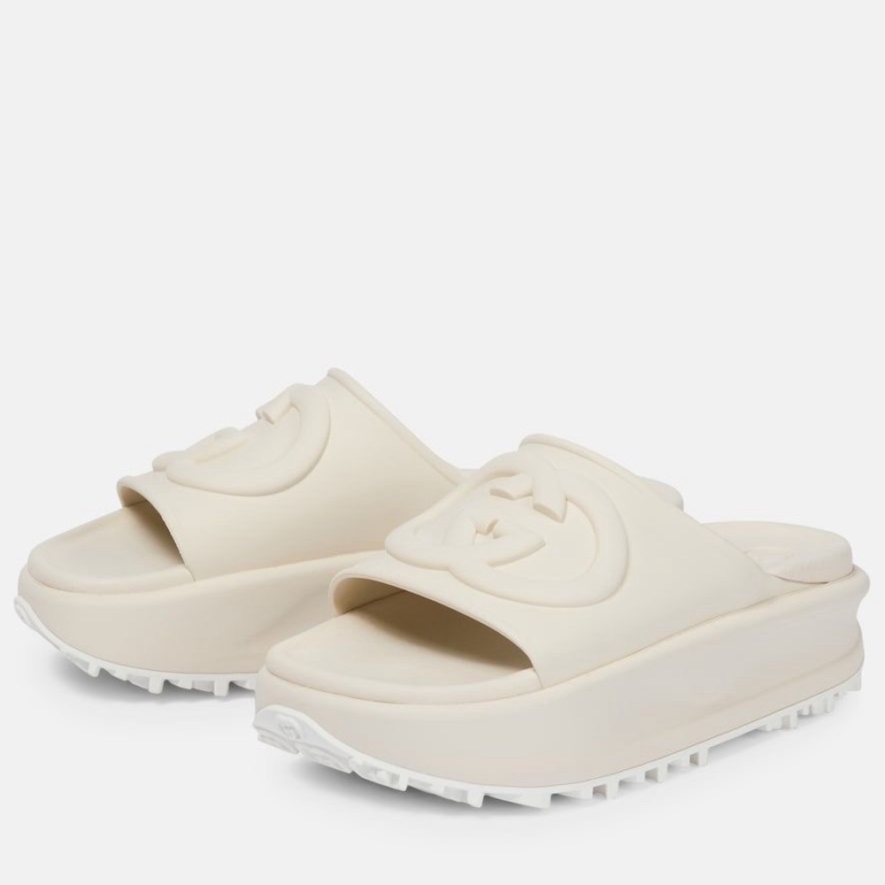 GUCCI WOMEN'S SLIDE SANDAL WITH INTERLOCKING G
off-white rubber worn once